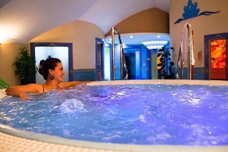 jacuzzi nel centro benessere dell'Hotel Kristaly a Keszthely