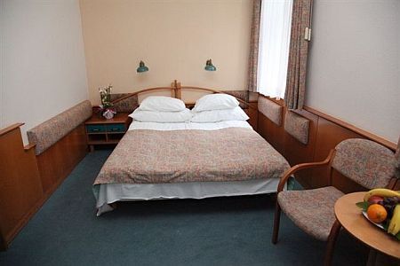 Hotel Spa Hévíz　- ホテル　スパ　ヘ－ヴィ－ズののダブルル-ムに格安価格でご宿泊頂けます