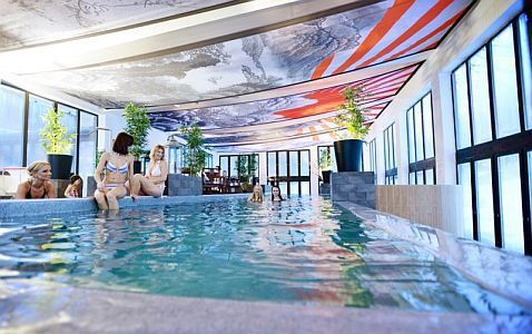 Piscine intérieure à l'espace spa de l'Oxigen Hôtel Zen-Spa à Noszvaj