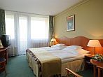 Hotel Helios szabad kétágyas szobája Hévízen, csodálatos kilátással a parkra és a medencékre