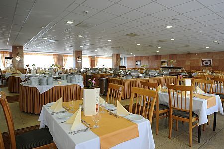 Hotel Panoráma Hévíz  - ヘ-ヴィ-ズにあるホテル　パノラマ にあるレストランではハンガリ－料理、またはバイキング式ビュッフェがお楽しみ頂けます