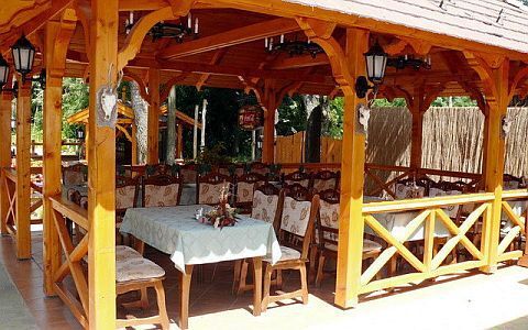 Château de Chasse Forster à Bugyi - la terrasse dans l'auberge Forster à 18 km de Budapest