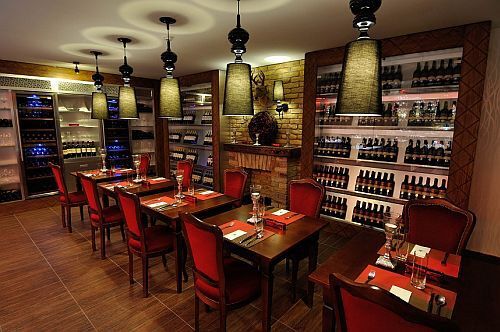 Wijnbewaarkast in het Hotel Cascade in Demjen - wijnproeverijen - u kunt kiezen uit de beste kwaliteitswijnen