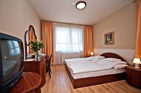 Dubbelrum med färger i Panorama Hotell*** och Restaurang i Ungern, Bekescsaba