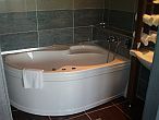 Badezimmer mit einer schönen Badewanne in Hotel Duna Event Rackeve für ein Wellnesswochenende