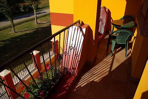 Un cuarto con la terraza en Cserkeszolo, Hotel Royal Pension cerca de las termas de Cserkeszolo