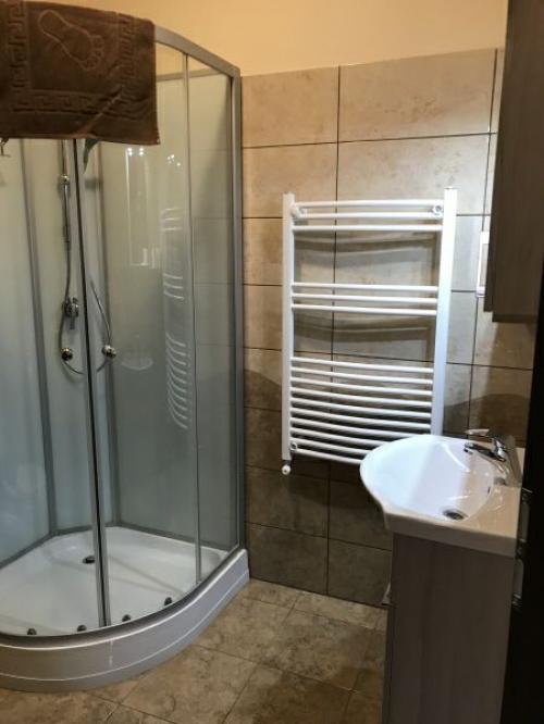 Hôtel Royal bon-marché á Cserkeszolo en Hongrie avec salle de bain