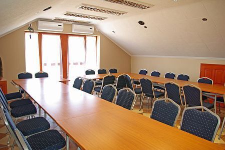 Goedkope, grote conferentiezaal in het Hotel Royal Pension in Cserkeszolo in de buurt van de stad Kecskemet
