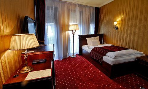 Hotel Óbester  Debrecen - デブレツェンのホテル　オ-べシュテルのシングルル-ムは広々としており快適です。