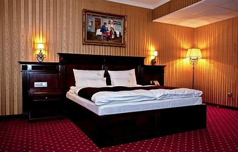 Chambre d'hôtel élégante et romantique dans l'Hotel Obester à Debrecen, à l'Est de la Hongrie