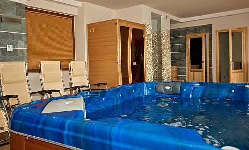 Jacuzzi of Hotel Obester in Debrecen with wellness services