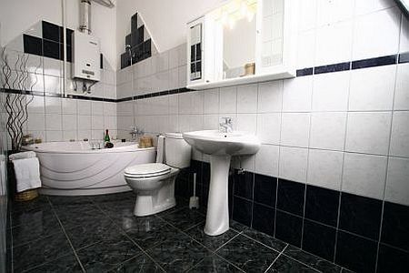 Un cuarto de baño del Hotel Central 21, alojamiento barato en Budapest