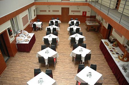 Sala de desayunos del Atlantic Hotel en Budapest, cerca de la Plaza de Blaha Lujza