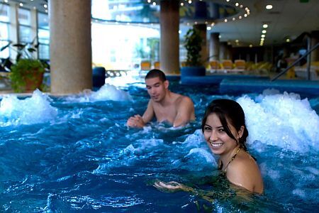 ✔️ Thermal Hotel Visegrád pezsgőfürdős wellness medencéje Visegrádon