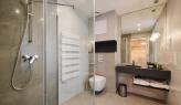 Badezimmer mit Eckewanne im Residence Hotel Ozon Matrahaza