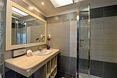 Schönes und elegantes Badezimmer im Hotel Residence Siofok