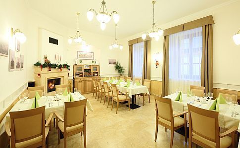 Excellent restaurant de l'Hôtel Historia offrant des plats hongrois au centre-ville de Veszprém en Hongrie