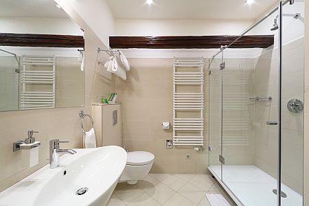 Historia Hotel fürdőszobája szép és elegáns környezetben, Veszprém belvárosában