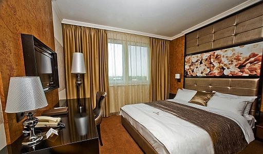 La chambre élégante disponible à bas prix de l'Hotel Délibáb à Hajdúszoboszló
