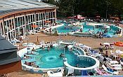 Hotel Corvus Aqua piscine esterne nel bagno termale di Gyoparosfurdo