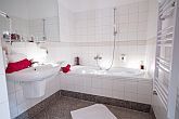 4* Corvus Aqua Hotel szép tágas fürdőszobája Orosházán