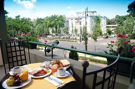 Hotel Andrassy - Habitacion de hotel con gran balcon, con vista panoramíca en Budapest