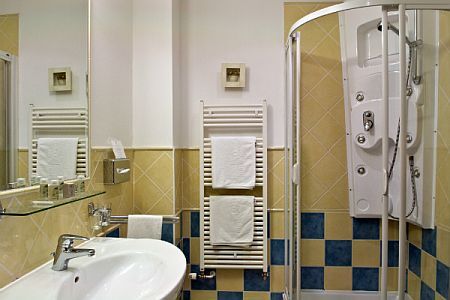 Mamaison Hotel Andrassy près de la place Oktogon dispose d'une salle de bain agréable