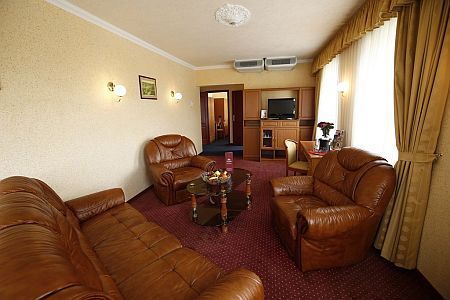 Hotel Korona - suite in the centre of Eger with hot tub and sauna