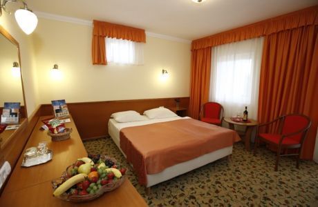 Hotel Korona Eger, günstiges Wellnesshotel im Zentrum von Eger mit online Bestellung