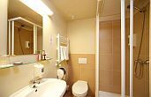 Hotel Erzsébet Királyné gödöllői szálloda elegáns, szép fürdőszobája