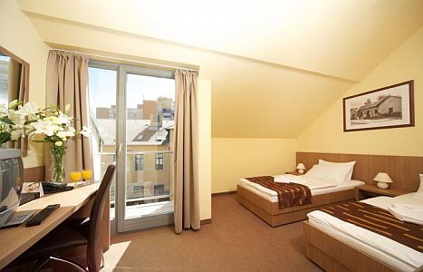 Erzsebet Kiralyne Hotel - habitacion con balcon libre en Godollo