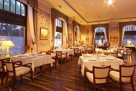Erzsebet Kiralyne Hotel - restaurant elegant şi romantic în Godollo