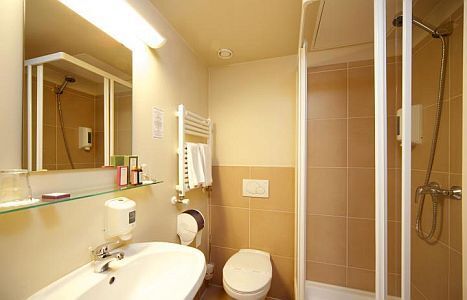 Hotel Erzsebet Kiralyne Godollo - элегантная ванная комната в Гёдёлло