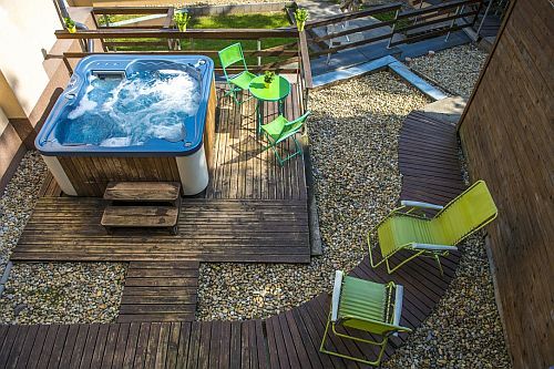 Jacuzzi sulla terrazza con vista sul bosco al Patak Park Hotel a Visegrad