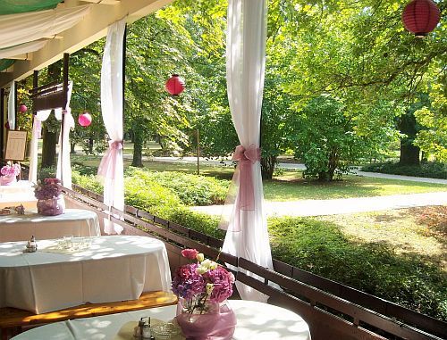 Restaurantul la Park Hotel Gyula este în împrejurări moderne şi elegante