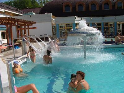 Ştrand termal şi apă termală în Mezokovesd la ştrandul Zsory, cazare în Hotelul Nefelejcs