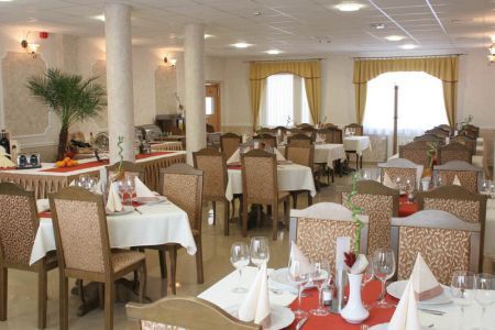 Restaurant de l'hôtel Nefelejcs de Mezőkövesd avec des spécialités hongroises en demi-pension 