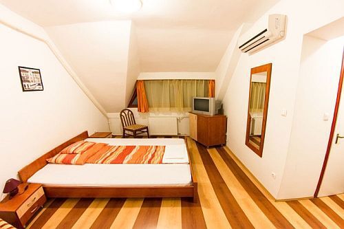 Camera elegantă şi romantica la un preţ ieftin în hotelul Juniperus în Kecskemet