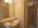 Det mysiga badrumm i Walzer Hotell Budapest
