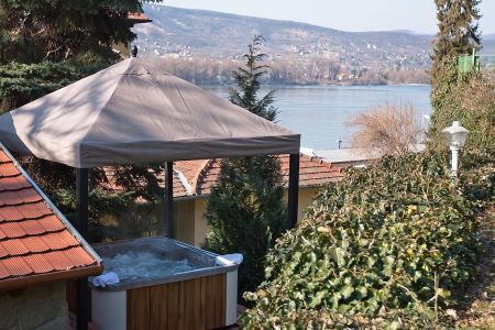 Jacuzzi în aer liber cu panoramă pe Dunăre la Hotelul Castel Var Wellness din Visegrad