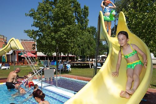 L'Hôtel Barack Thermal offre des services de famille et des services adaptées aux enfants á Tiszakécske