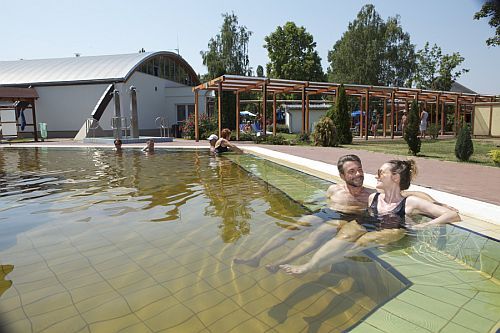 Tiszaparti termálfürdő Tiszakécskén a Barack Thermal Hotellel egybeépítve