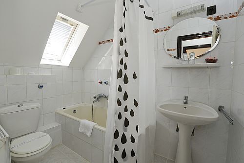 Отель Hotel  Budai - современная ванная комната
