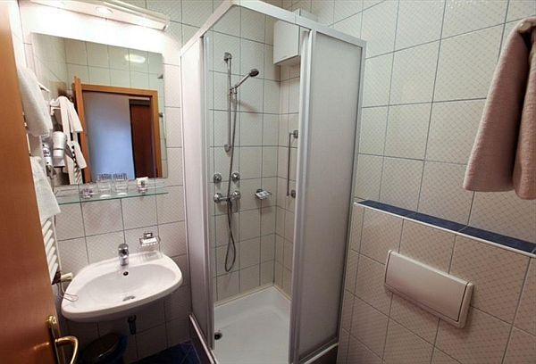 Salle de bain dans l'Hôtel Sissi au coeur de Budapest
