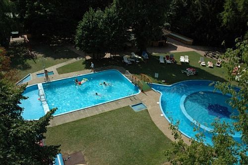 Wellness Hotel Szindbad, bazinele exterioare și interioare la hotelul Szindbad