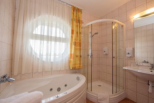 Hotel Vital Zalakaros, elegáns és szép fürdőszobája a zalakarosi élményfürdő közelében
