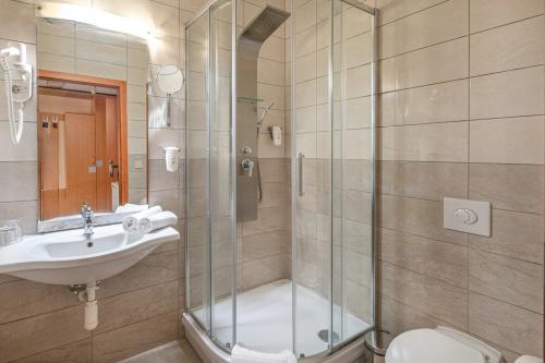 Salle de bain élégante dans l'Hôtel Vital á Zalakaros au coin des thermes de Zalakaros