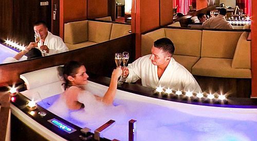 Suite lune de miel avec jacuzzi dans l'Hôtel Royal Club á Visegrád