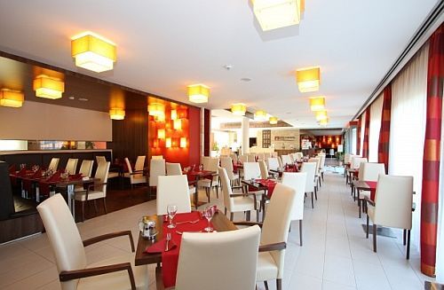 Le restaurant de l'Hôtel Royal Club á Visegrád avec des specialités hongroises et internationales