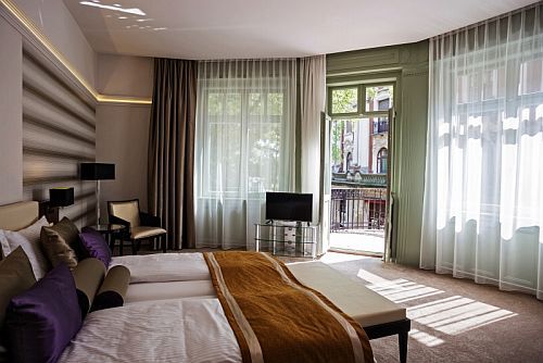 4* Grand Hotel Glorius romantikus és elegáns kétágyas szobája Makón